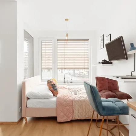 Days - With Balcony In Quiet And Trendy Holesovice 아파트 프라하