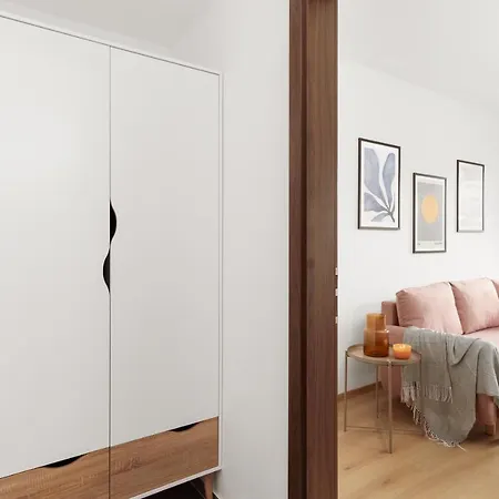 Days - With Balcony In Quiet And Trendy Holesovice 아파트 *