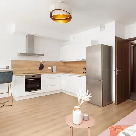 Apartment Days - Stylish W Balcony - Trendy Neighborhood Prague